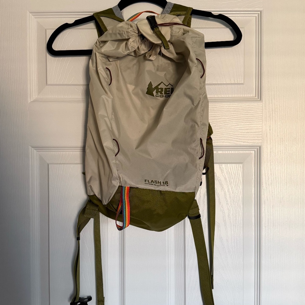 rei co-op flash 18 backpack